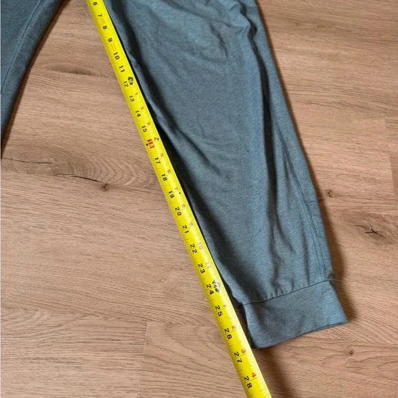 NWOT vuori performance joggers - Picture 4 of 4